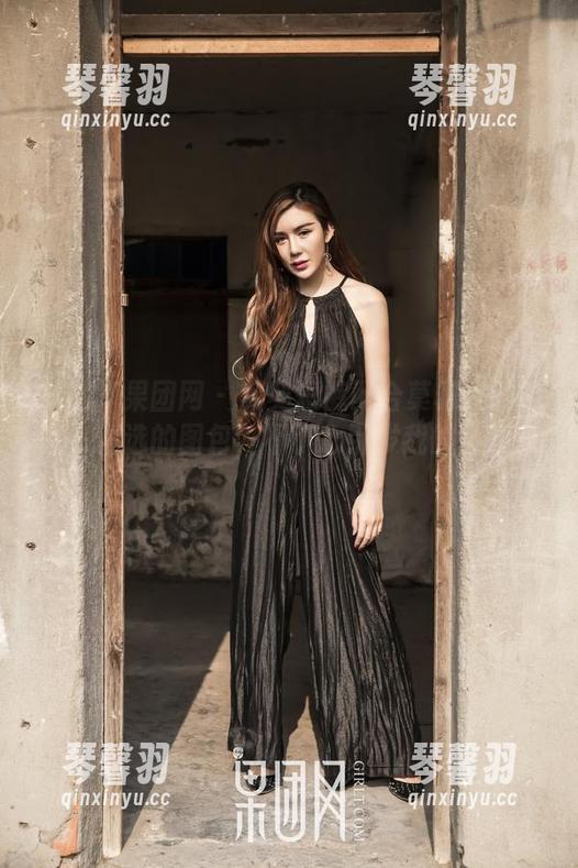 GIRLT果团网-莫雅淇 GIRLT果团网 - 默契短裤配合莫雅淇的神态,精选的图包,不小心引发我的小想象。