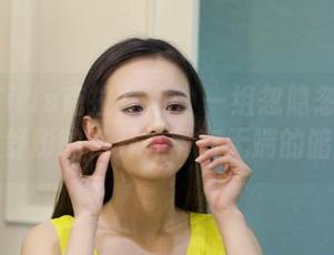 KelaGirls克拉女神 – 一组忽隐忽现的私拍，舒彤的花开并蒂有无端的暗示。