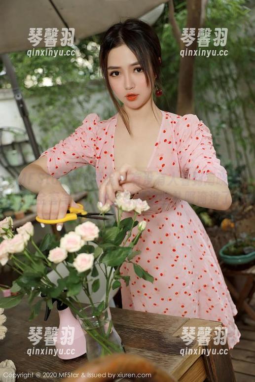MFStar模范学院-南晓梦 MFStar模范学院 - 有没有人看到南晓梦的全套写真,她快要被这些礼服淹没了