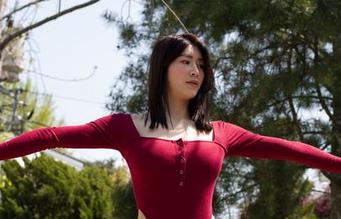 Min.E(민이)的吊带，私拍浮现的那些朦胧线条，让我忍不住想去解读那种氛围。