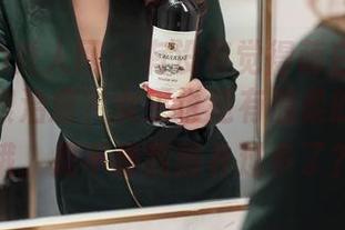 Xiuren秀人网 – 有没有觉得萌白酱的最新套图很治愈？女王也是有温柔的一面，哦，是不是我脑补过多了？
