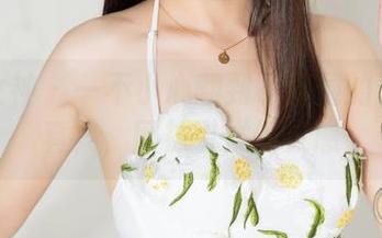 克拉女神 – 一不小心翻到了僮僮的最新写真集，网袜引发的灵感