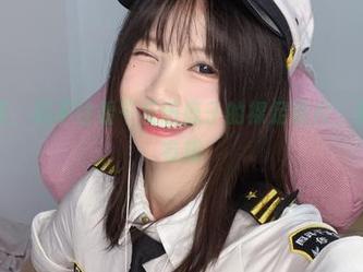 走着走着，忍不住看千反田鹿子的裸足照片，总觉得好有趣