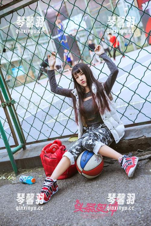 头条女神-信悦儿 头条女神 - 信悦儿的网袜加持,让这组照片显得异常免费和随意