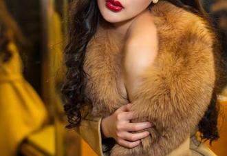头条女神 – 小晴子的私房泳池：谁说水里不能显身材？