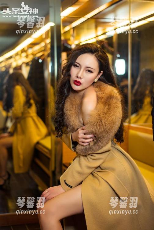 头条女神-小晴子 头条女神 - 小晴子的私房泳池:谁说水里不能显身材?