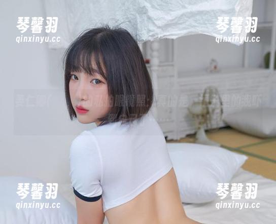 姜仁卿(강인경)的私拍眼镜照：真的是，镜子里的我吓到自己了……