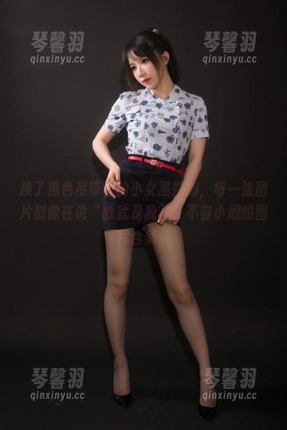 小女巫露娜 换了黑色吊带裙的小女巫露娜,每一张图片都像在说“我就是我”,不容小觑的图片合集。