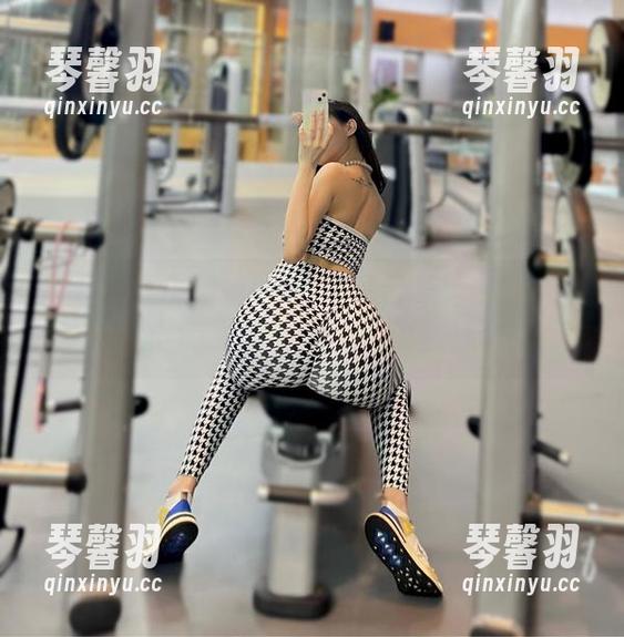 小猫咪ck 微密圈 - 小猫咪ck的天台合集:当阳光遇上慵懒的身影,壁纸该怎么选呢?