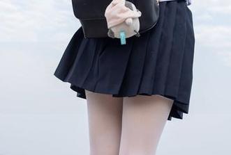怎么看都是个谜！森萝财团的粉衣白丝私拍竟能这么搭？