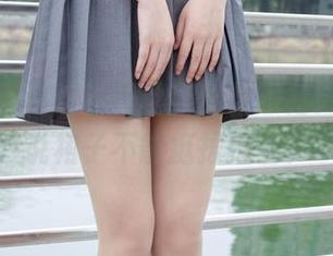 森萝财团这次的黑丝亮皮超短裙更新，谁说裙子不能挺拔担当？