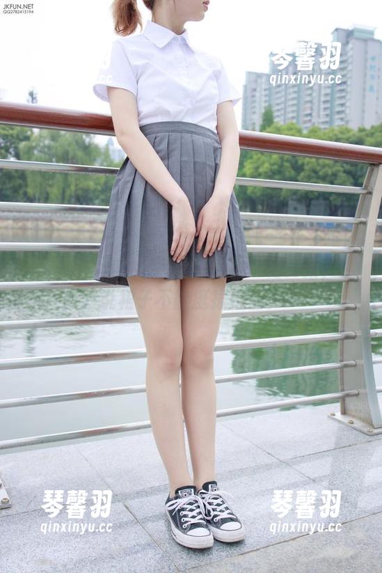 森萝财团这次的黑丝亮皮超短裙更新，谁说裙子不能挺拔担当？