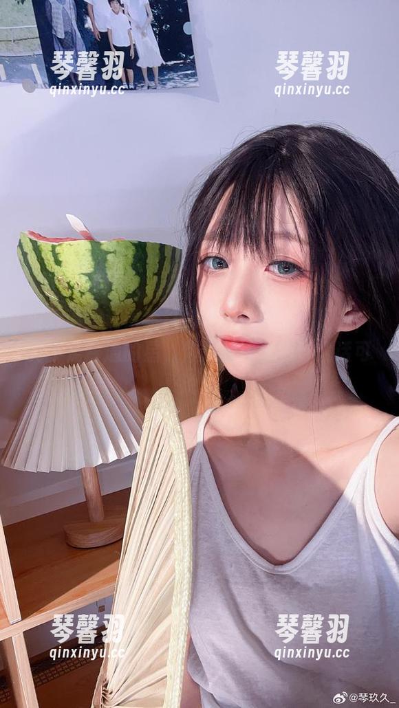 清青琴玖 难得看见清青琴玖的写真,眼里的星光,真不是普通的星,作为星迷我有什么话可说。