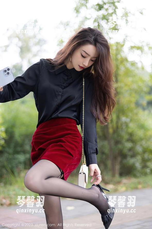 秀人网-养乐多Doll 秀人网 - 私房秘境,养乐多Doll的JK图包让我久久不能自已!