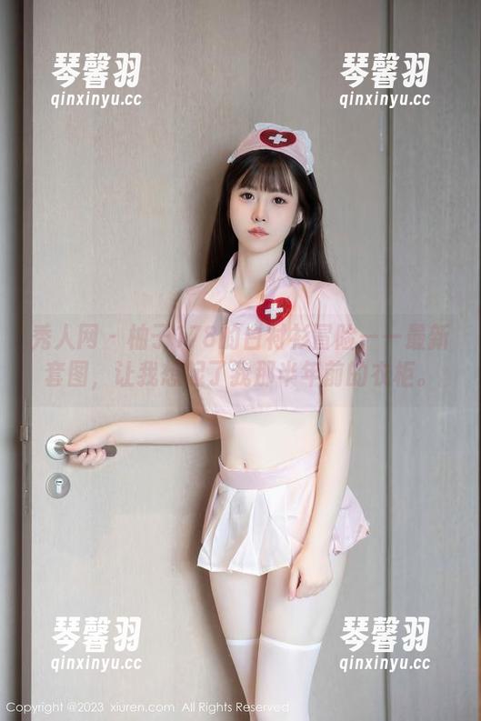 秀人网-柚子178 秀人网 - 柚子178的白衬衫冒险——最新套图,让我想起了我那半年前的衣柜。