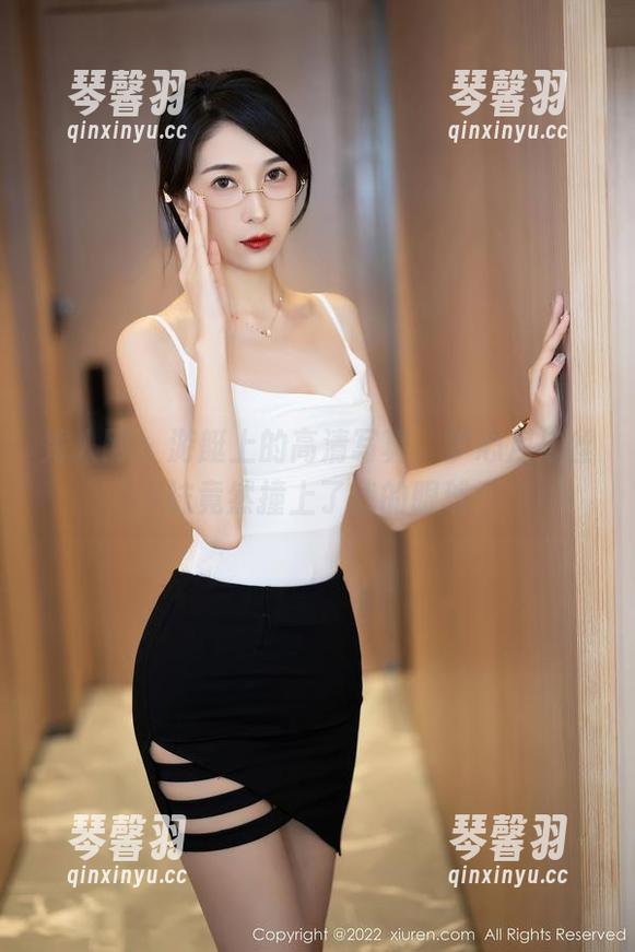 秀人网-梦心月 秀人网 - 游艇上的高清写真,梦心月与丝袜竟然撞上了我的眼球