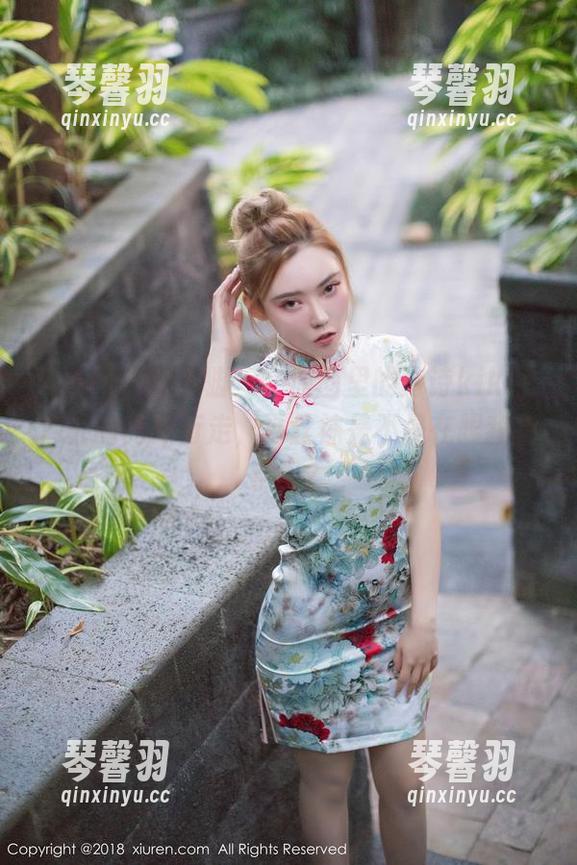 秀人网-诗诗kiki 秀人网 - 停下脚步,原图里的诗诗kiki在户外的高跟行走,那丝袜是不是在跟我招手呢?