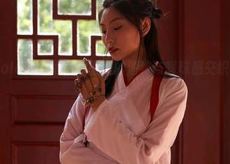 蜜桃社 – Rola的白裙：原图里的清纯与暧昧感交织，谁能抗拒？
