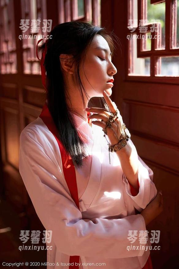 蜜桃社 - 一件白裙，十个梦乃Mandy的写真联想游戏