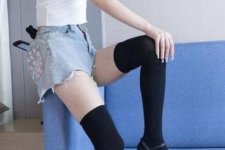 袜啵啵 – 甜甜圈的全套图包：棉袜和丝袜之间的奇妙斗脚戏码