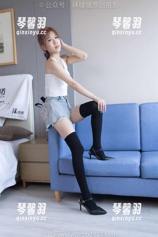 袜啵啵-甜甜圈 袜啵啵 - 甜甜圈的全套图包:棉袜和丝袜之间的奇妙斗脚戏码
