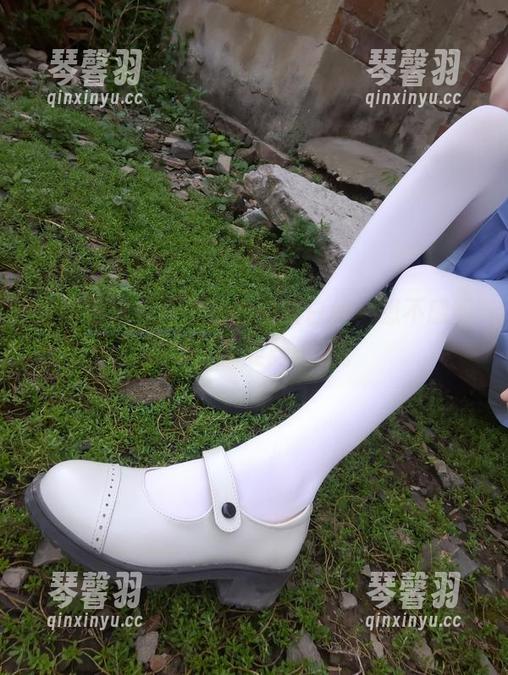 西尔酱 这图包里有西尔酱的校服白丝,想不感叹都难,那姿势绝了。