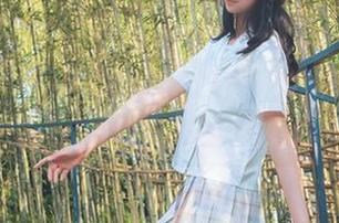 你见过西瓜少女的私拍吗？JK双拼袜原图超过我的想象力！