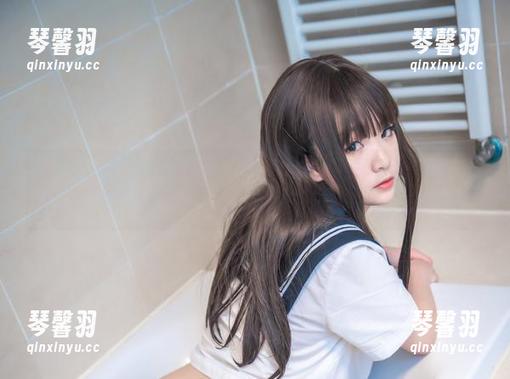 青水百合子 图册里的破T恤俩下来的COS,青水百合子表示自己是‘潮流引导员’。